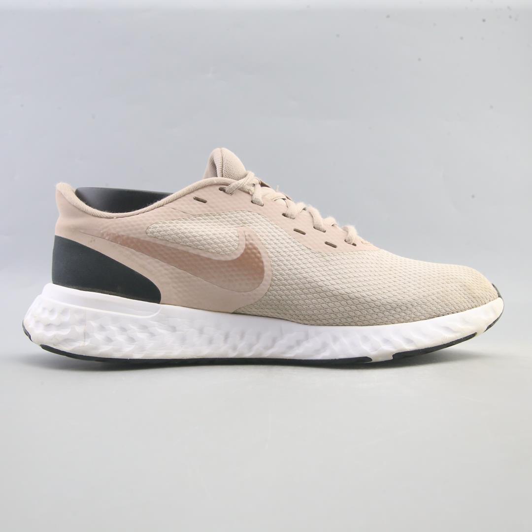 Nike Revolution 5