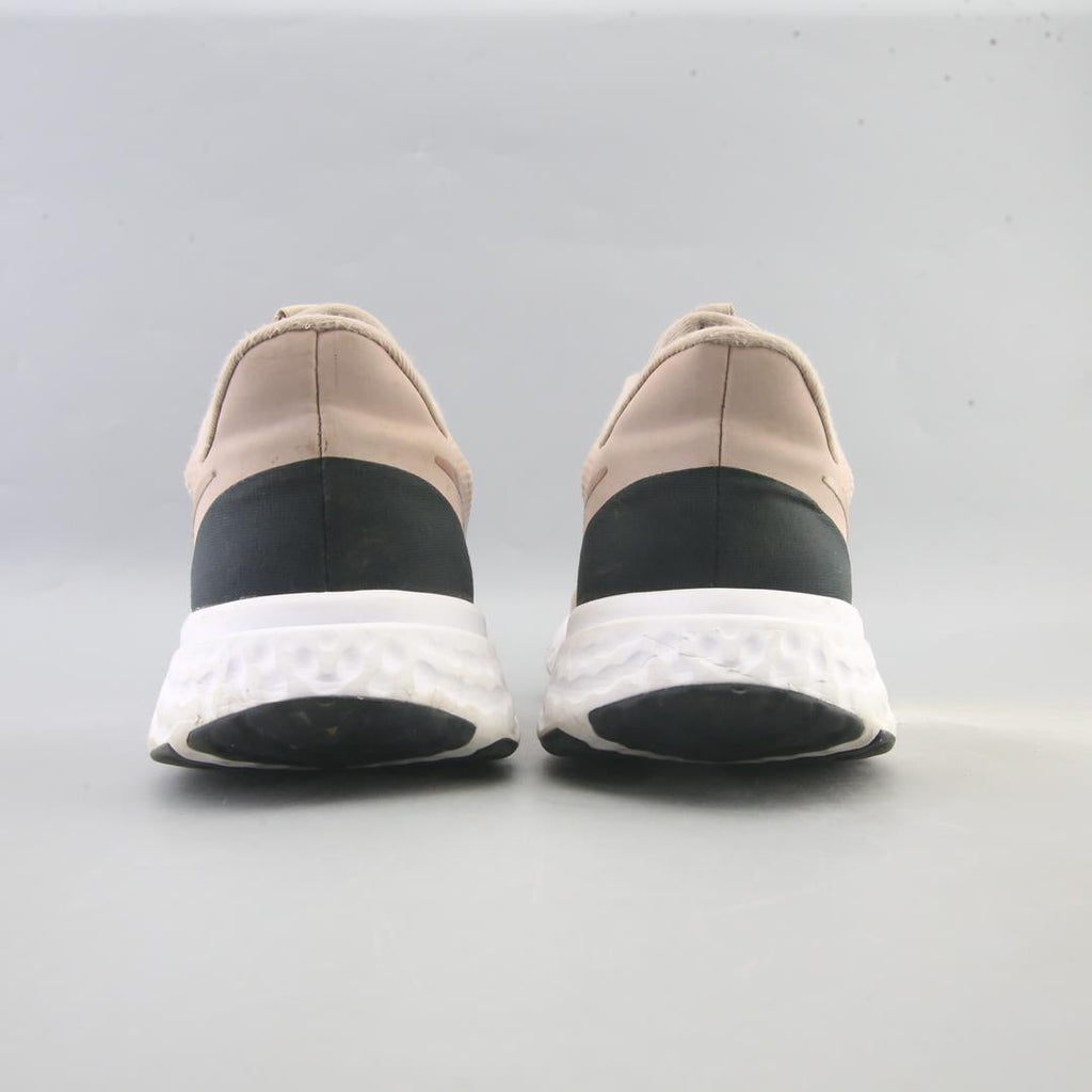 Nike Revolution 5