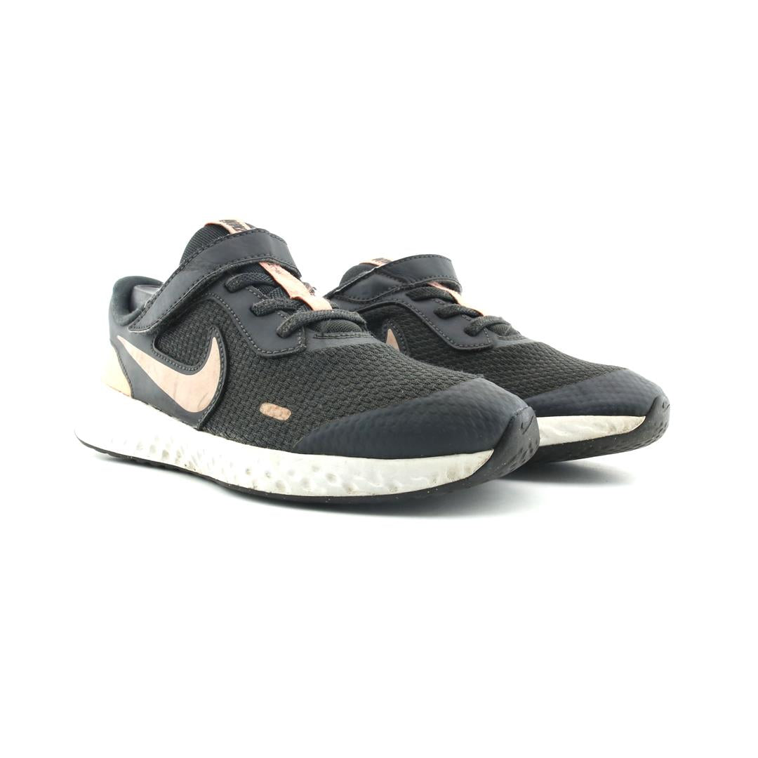Nike Revolution 5