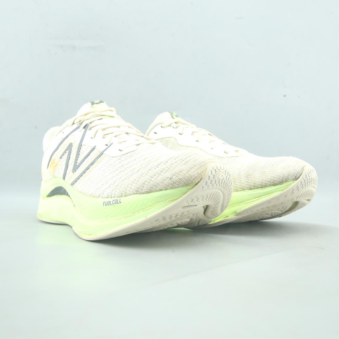 New Balance Fuelcell Propel V4