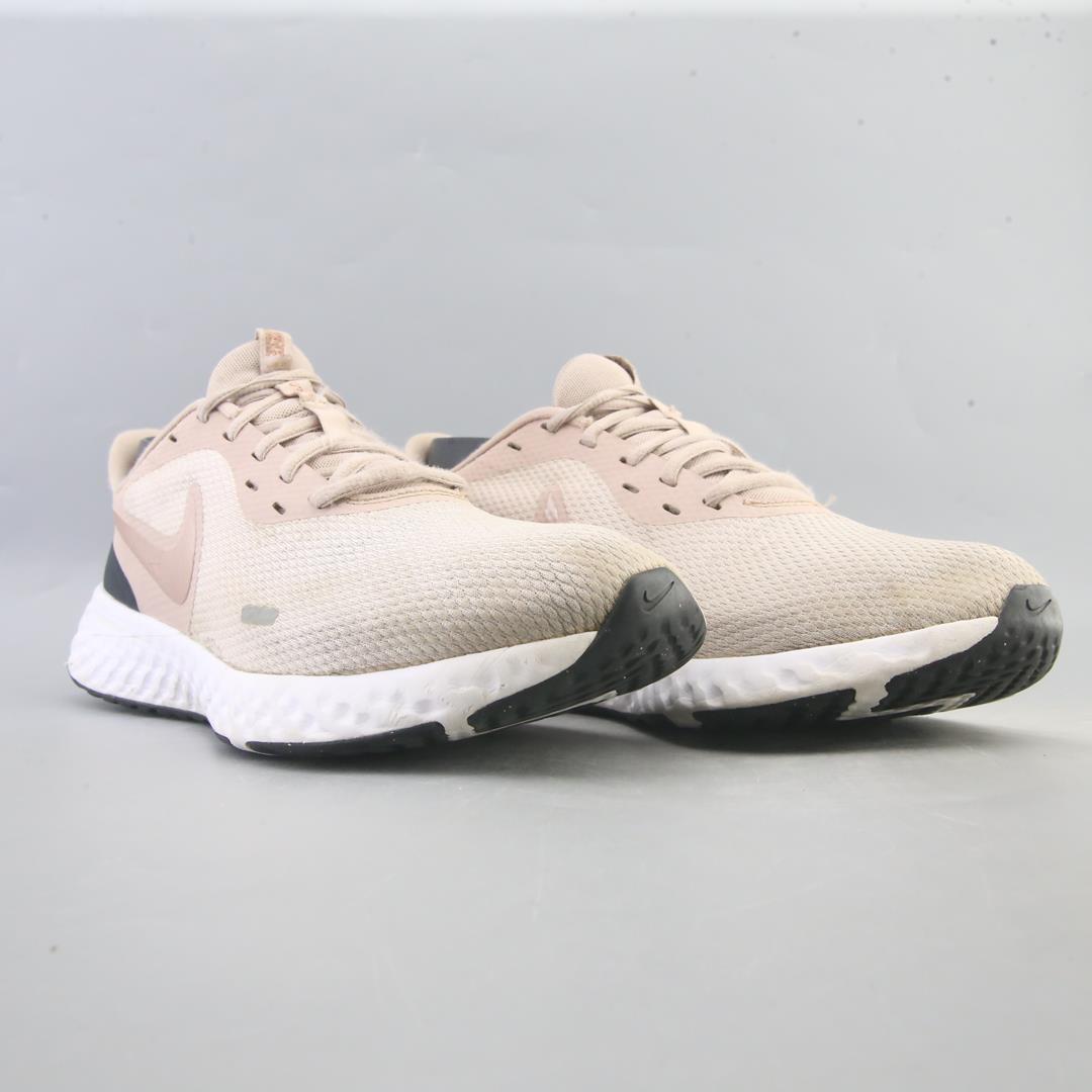 Nike Revolution 5