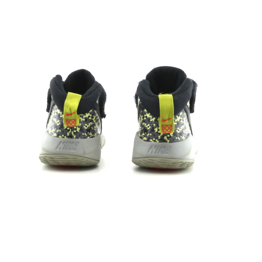 Nike Team Hustle D9