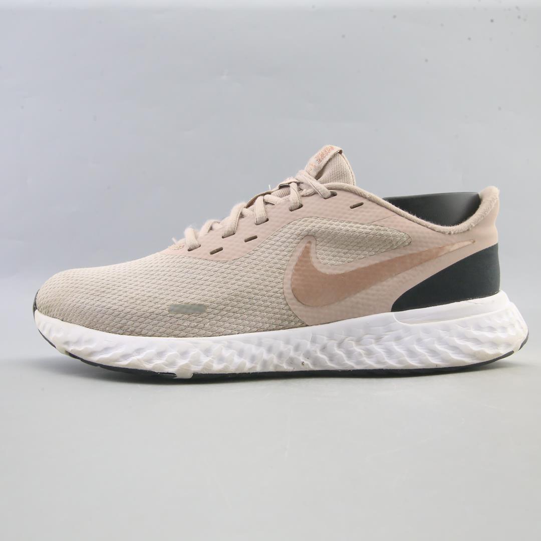 Nike Revolution 5