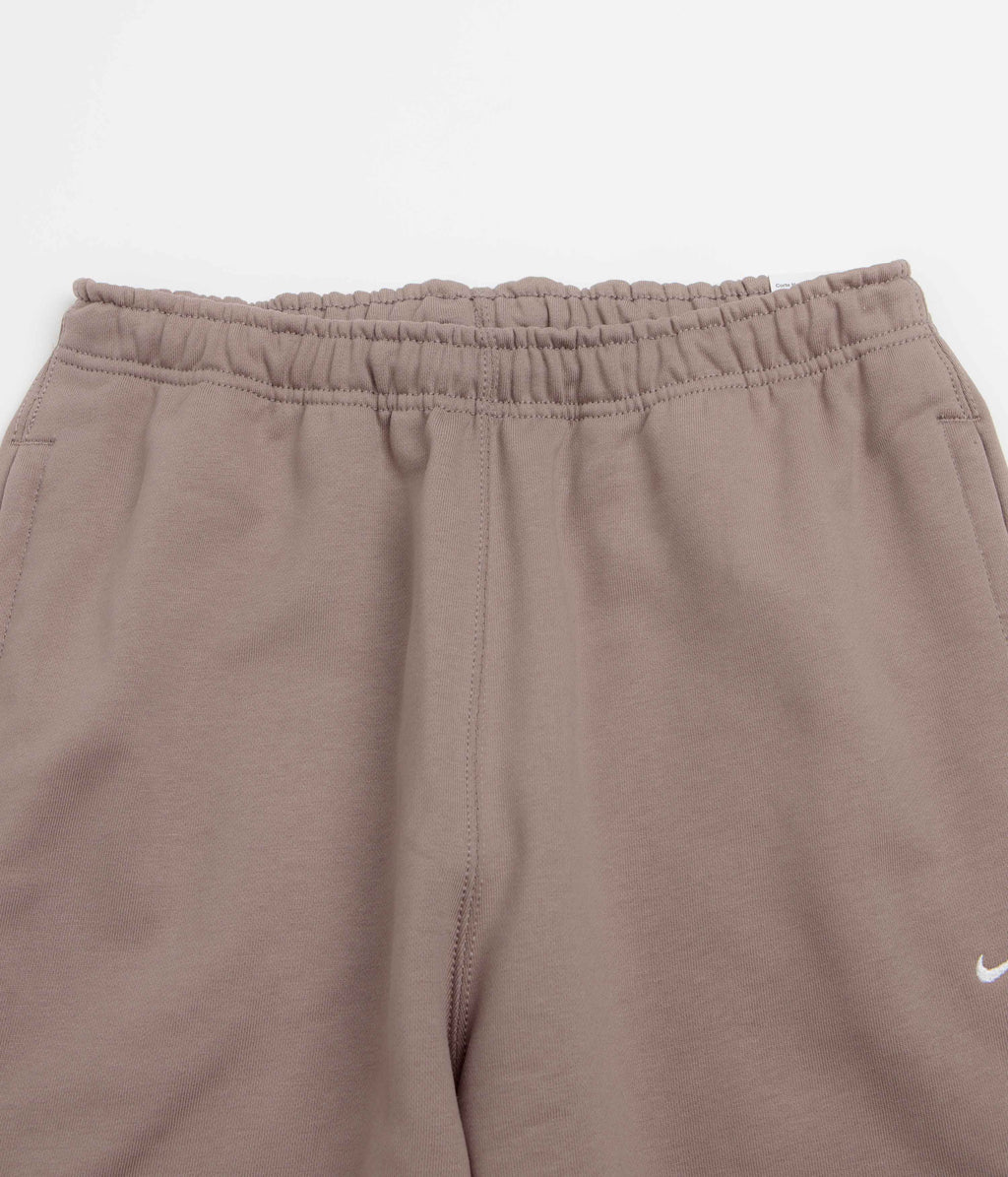 Nike Solo Swoosh Cuffed Sweatpants - Mink Brown / Mink Brown / White
